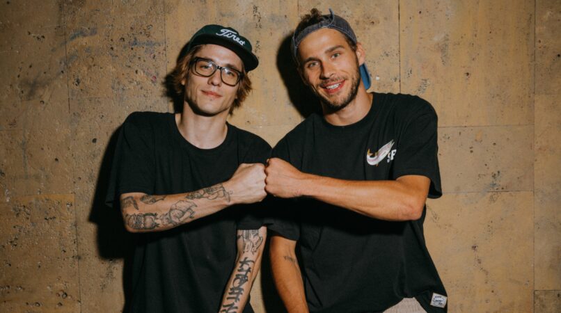 Vince en Tim liggend